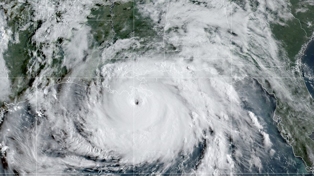 Bouře Sam se změnila v hurikán čtvrté kategorie. A sílí